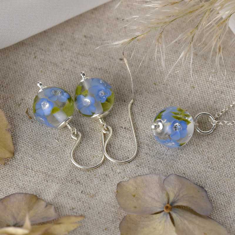 Necklace with periwinkle glass flowers