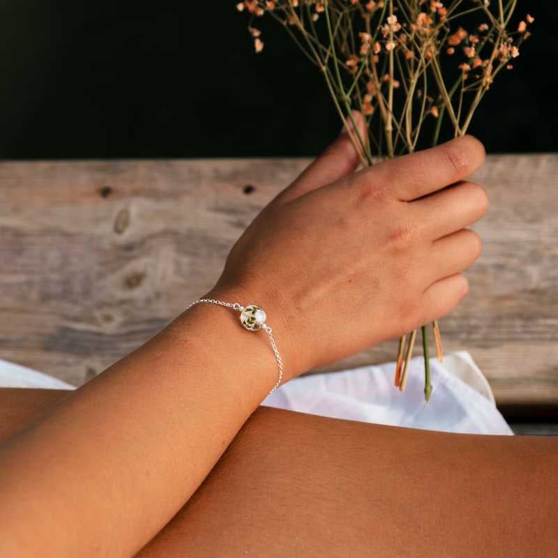 Bracelet en perles de verre artisanal sur poignet de femme