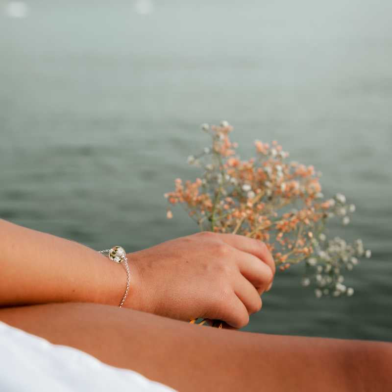 Bracelet en perles de verre artisanal sur poignet de femme