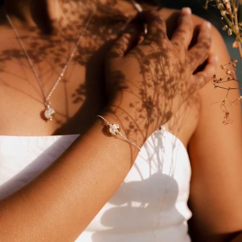 Parure en perles de verre artisanale sur femme