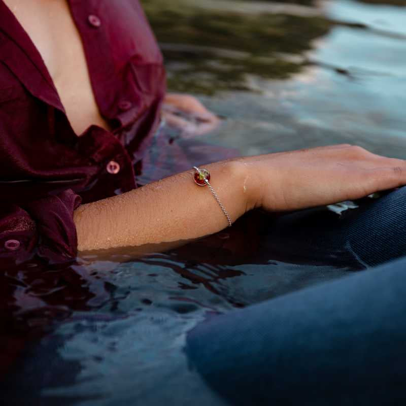 Bracelet en perles de verre artisanal sur poignet de femme