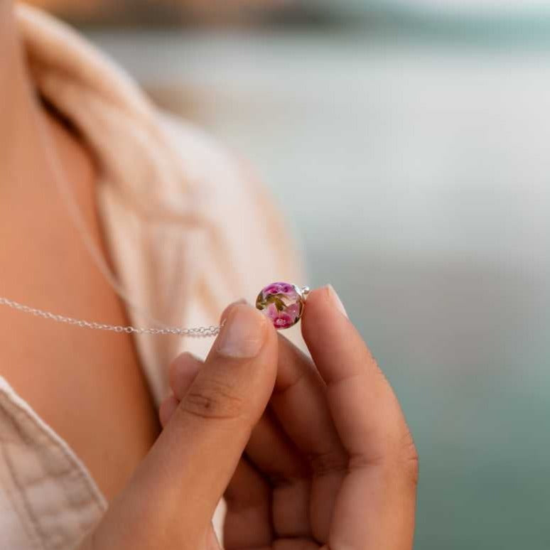 Pendentif en perles de verre artisanal sur femme
