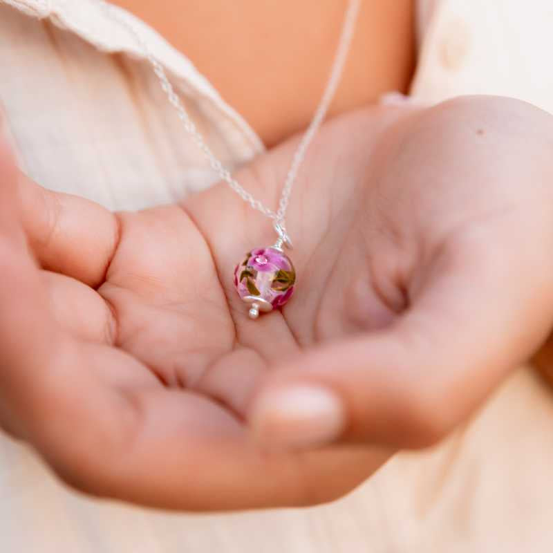 Necklace with fuchsia glass flowers