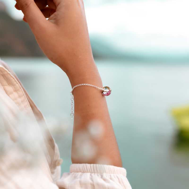 Bracelet en perles de verre artisanal sur poignet de femme