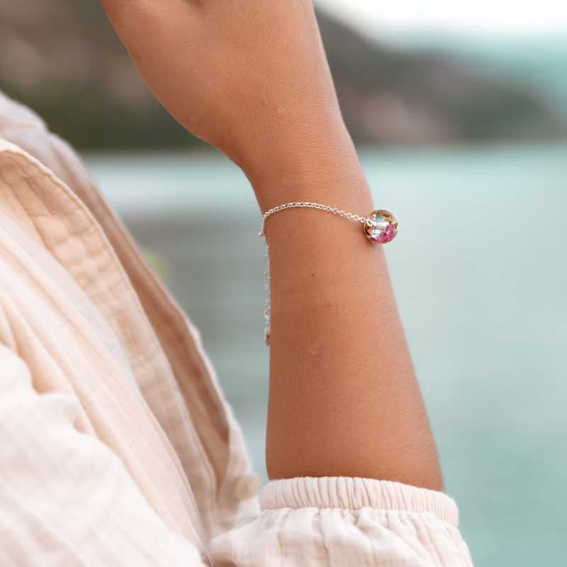 Bracelet en perles de verre artisanal sur poignet de femme