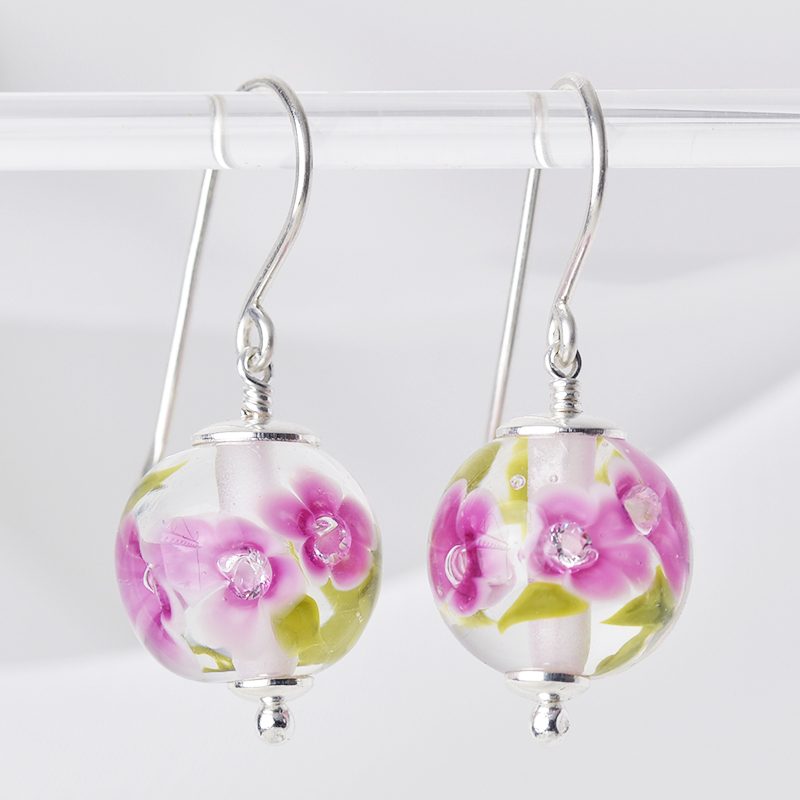 Boucles d'oreilles au fleurs de verre fuchsia