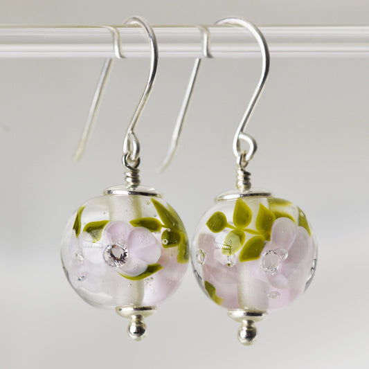 Boucles d'oreilles aux fleurs de verre magnolia