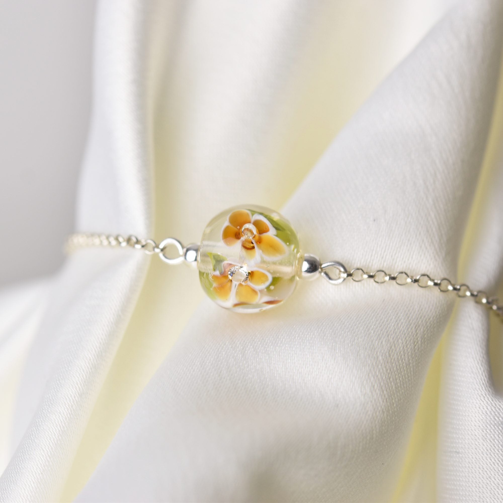 Bracelet aux fleurs de verre ambre