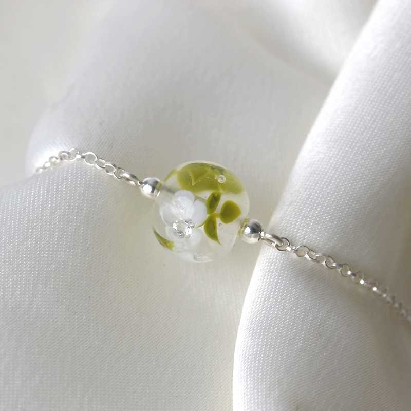 Bracelet aux fleurs de verre blanches