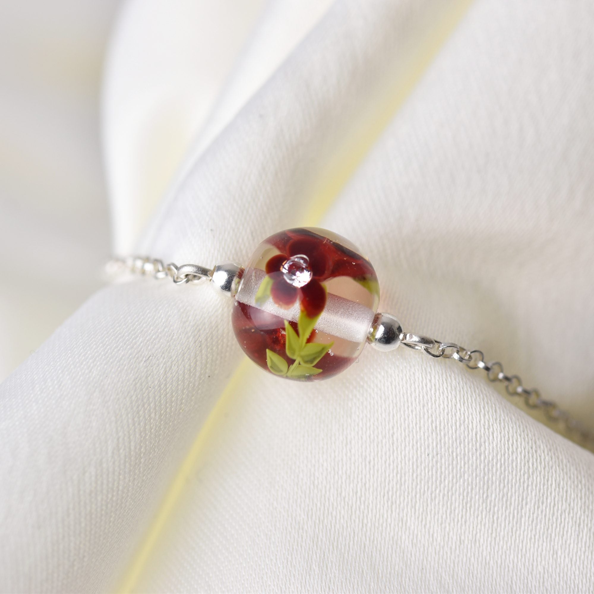 Bracelet aux fleurs de verre bordeaux