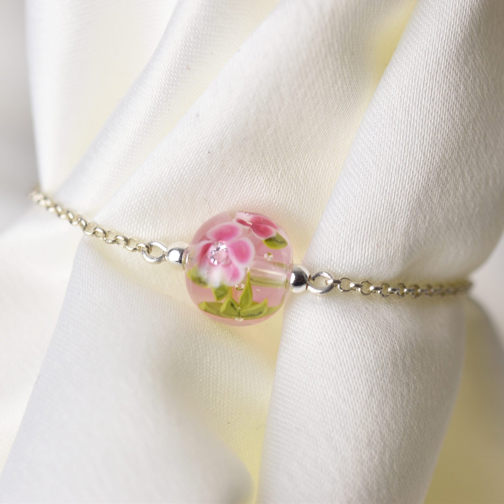 Bracelet aux fleurs de verre fuchsia