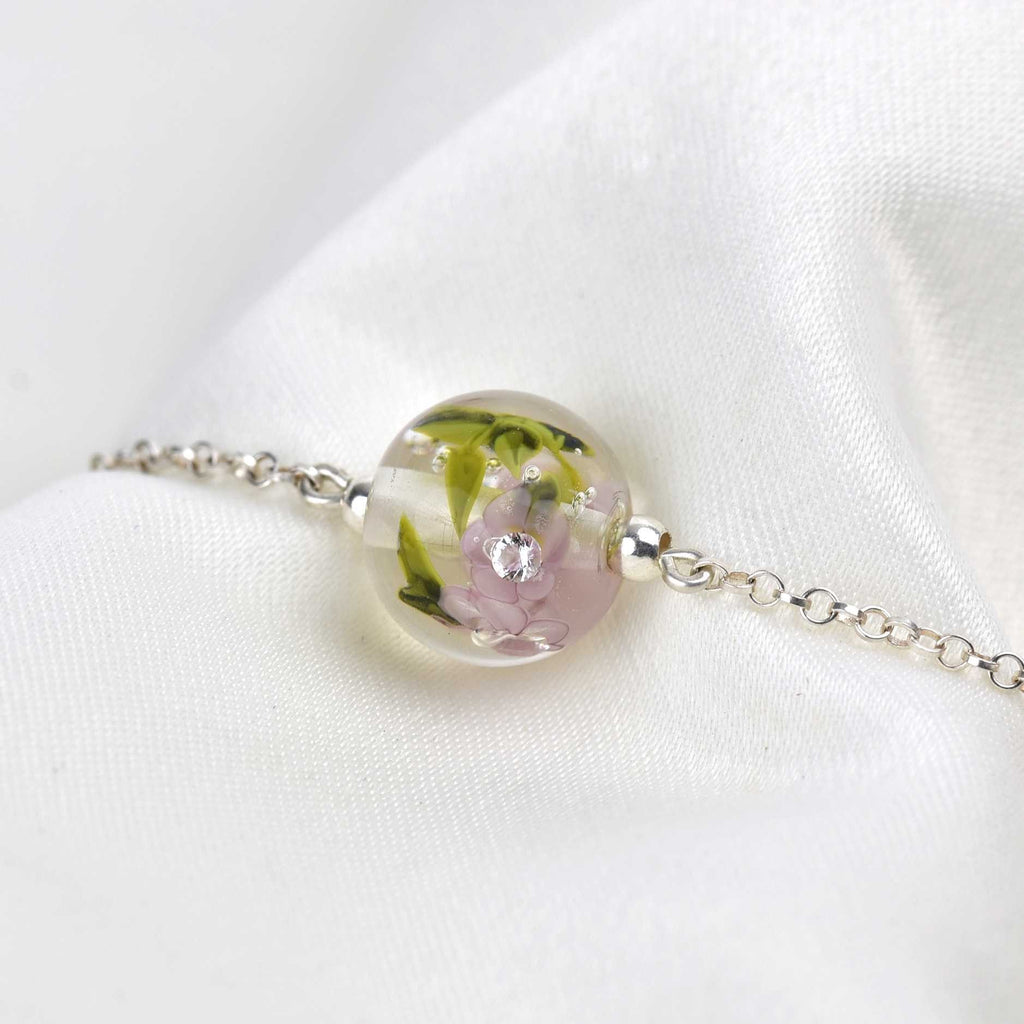 Bracelet aux fleurs de verre lilas