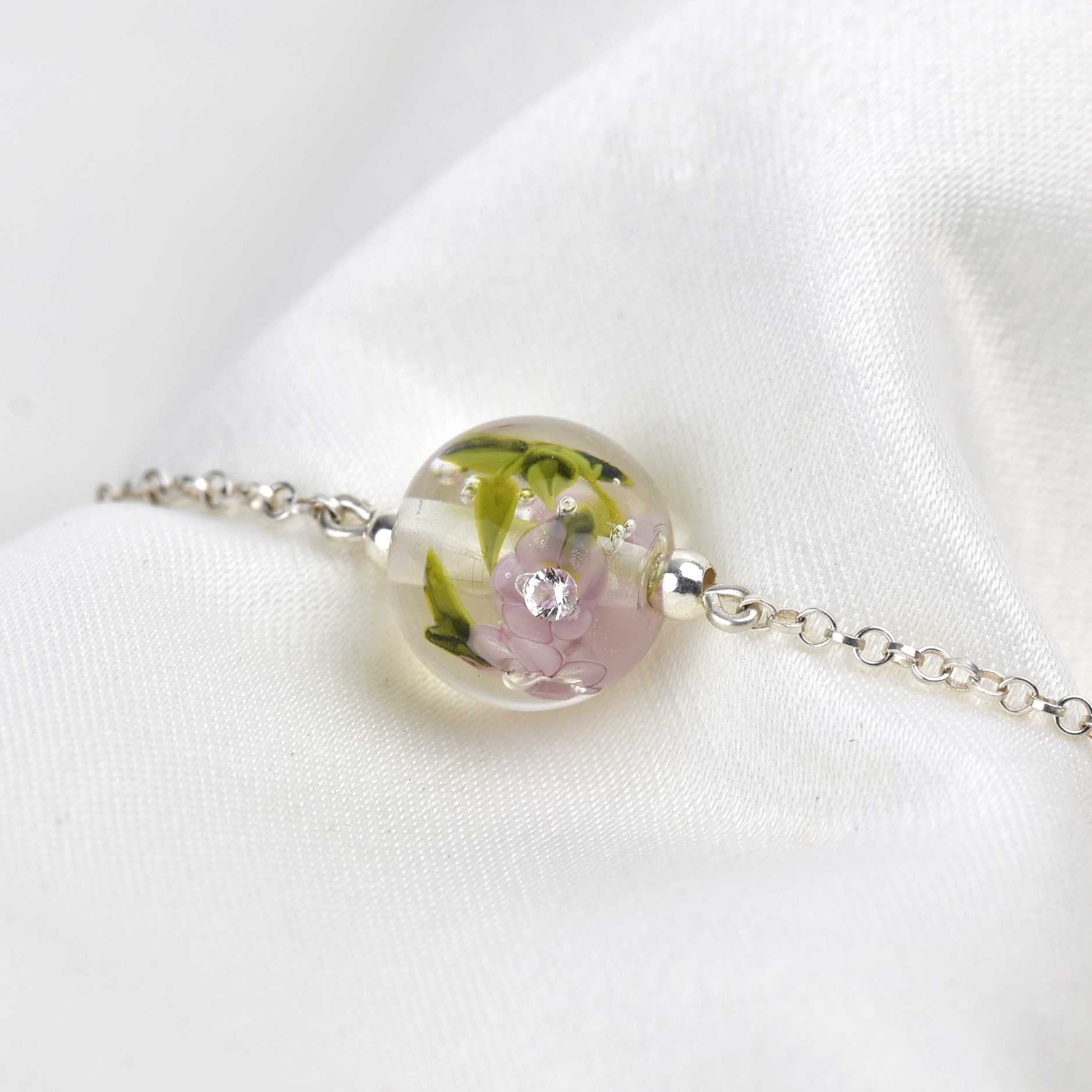 Bracelet aux fleurs de verre lilas