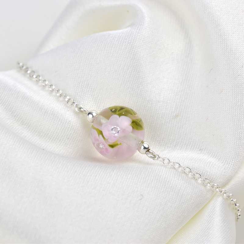 Bracelet aux fleurs de verre magnolia