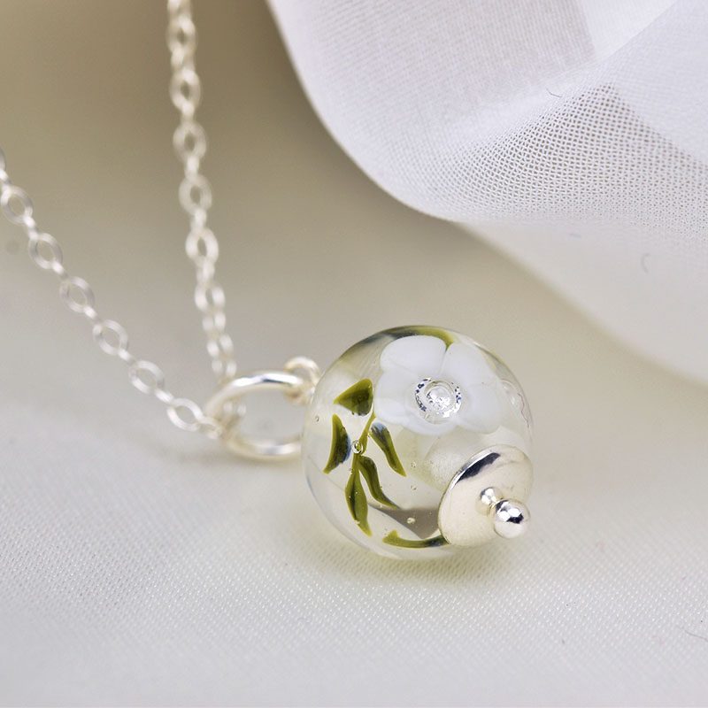 Collier avec fleurs de verre blanches