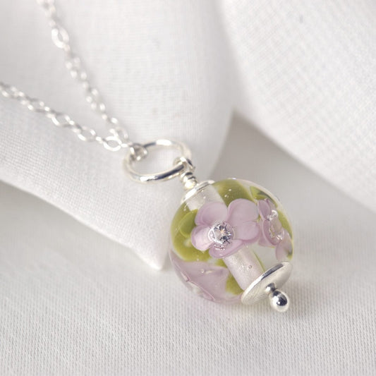 Collier avec fleurs de verre lilas