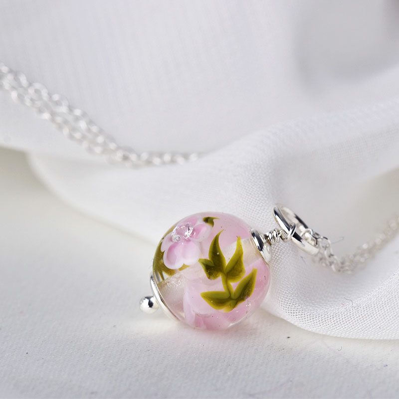 Collier avec fleurs de verre magnolia